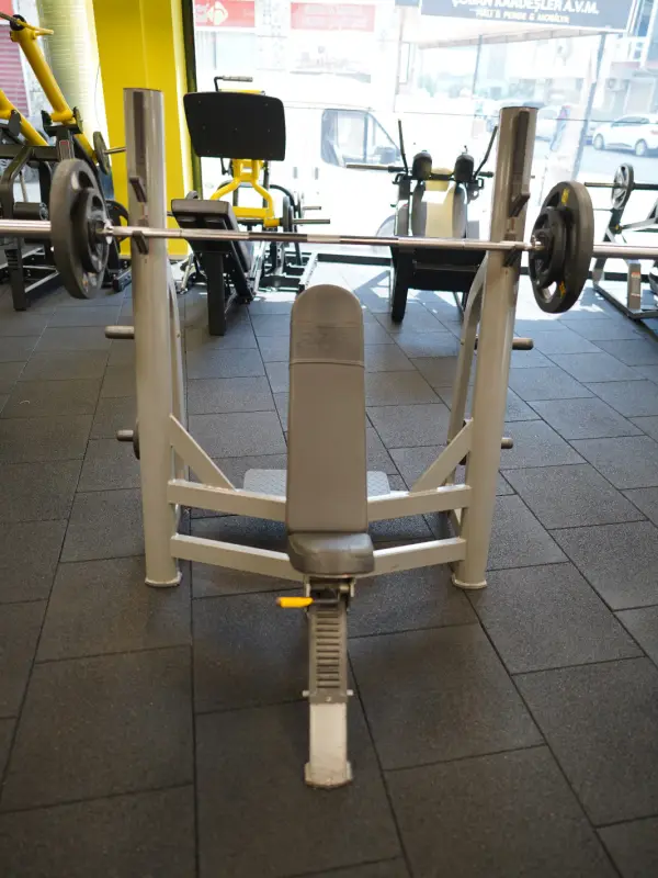 Torbalı Fitness Salonu Eğimli Bench Press