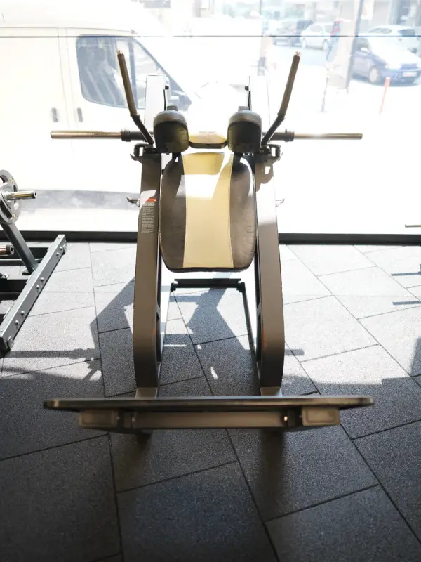 Torbalı Fitness Salonu Kalça Antrenman Makinesi