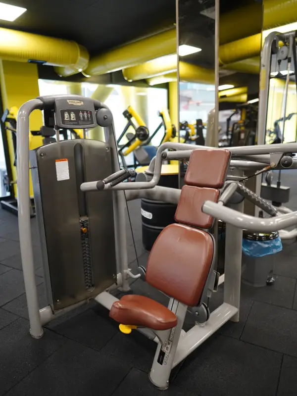 Torbalı Fitness Salonu Omuz Makinesi