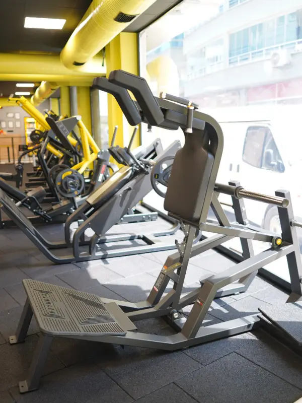 Torbalı Spor Salonu Hack Squat Makinesi